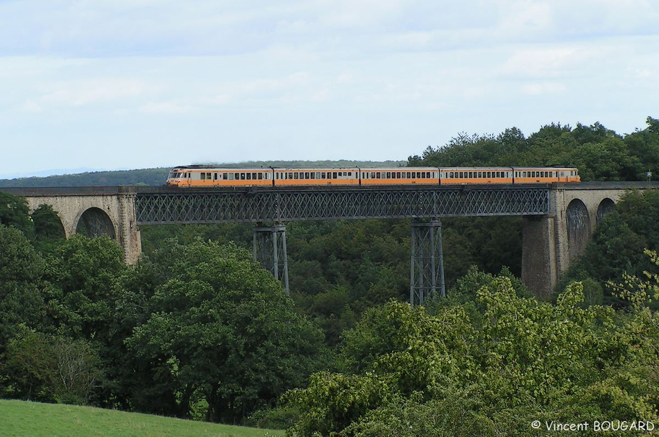 La RTG T2002-T2049 sur le viaduc du Bellon.