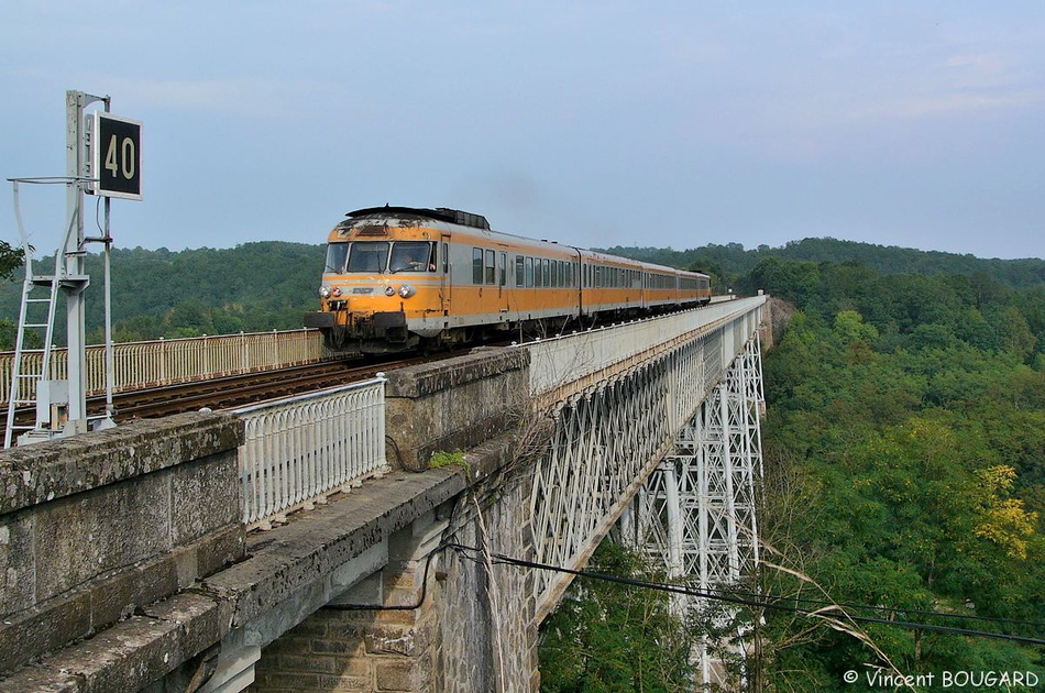 La RTG T2002-T2049 sur le viaduc de Busseau-sur-Creuse.