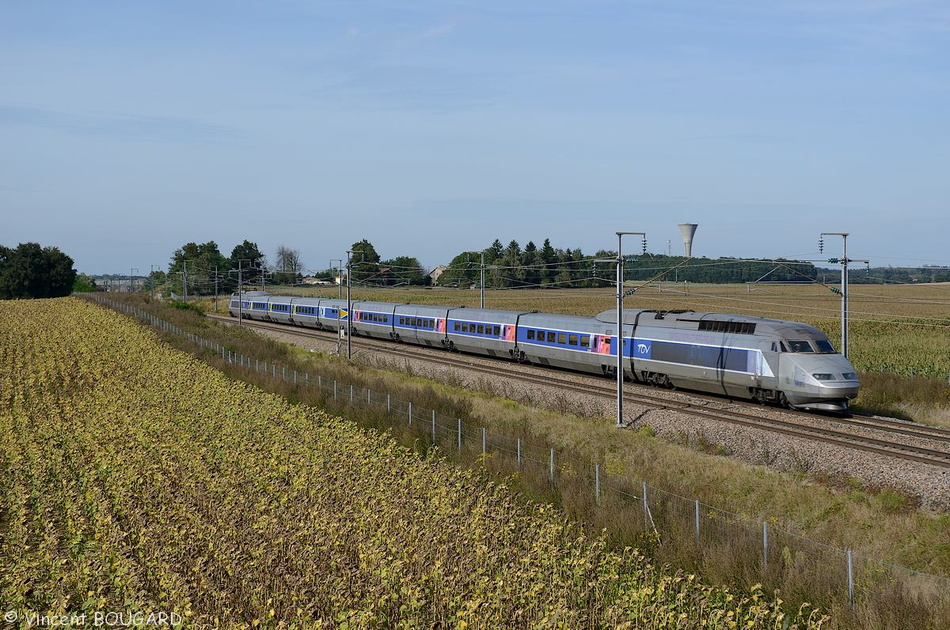 Le TGV Réseau 4503 près de Civrieux.