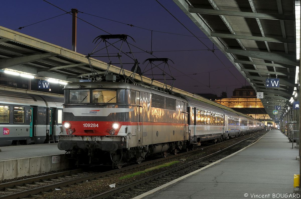 La BB9284 à Paris Gare-de-Lyon.