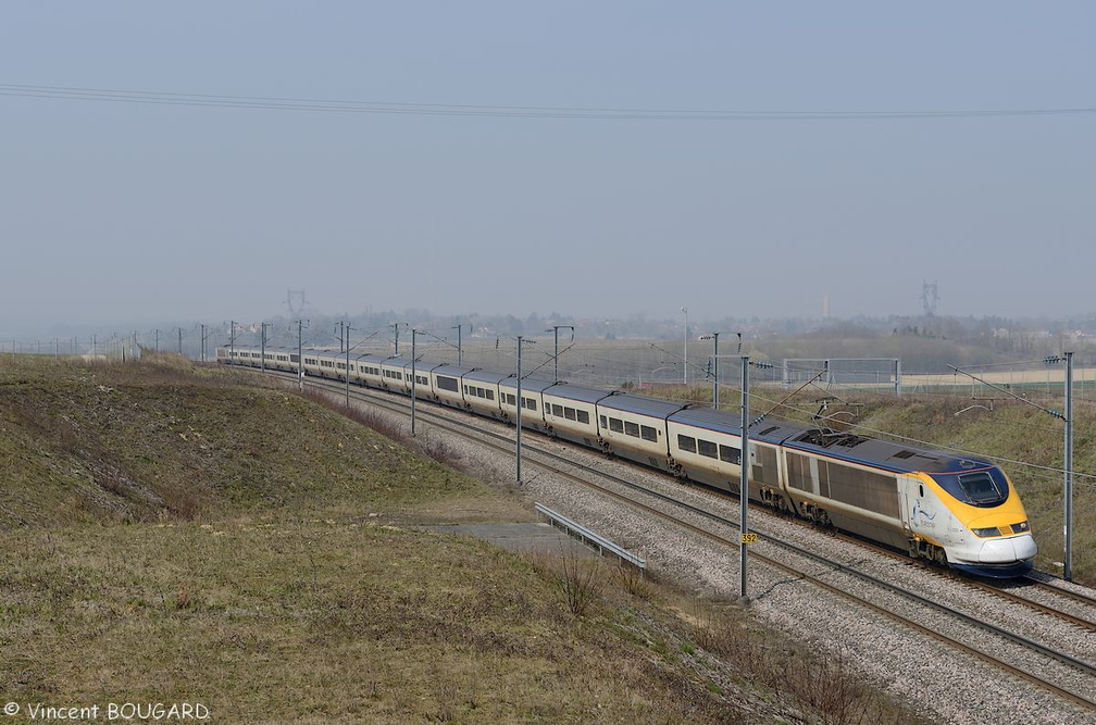 Le TGV Eurostar 3221 près de Beynost.