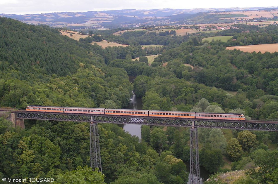 La RTG T2033-T2034 sur le viaduc de Rouzat.