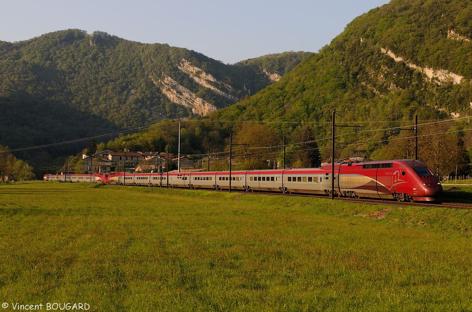 Les TGV Thalys 4301 et 4534 à Torcieu.