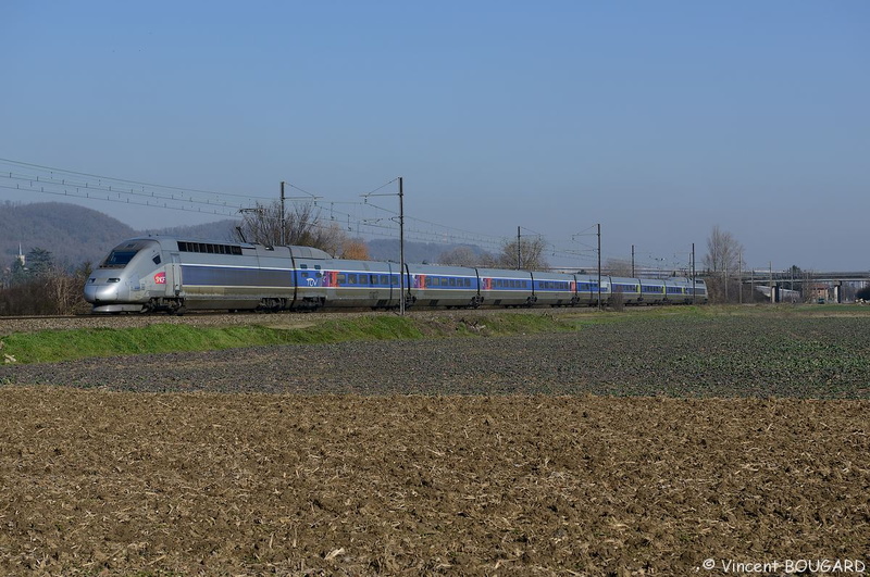 Le TGV POS 4401 à Beynost.