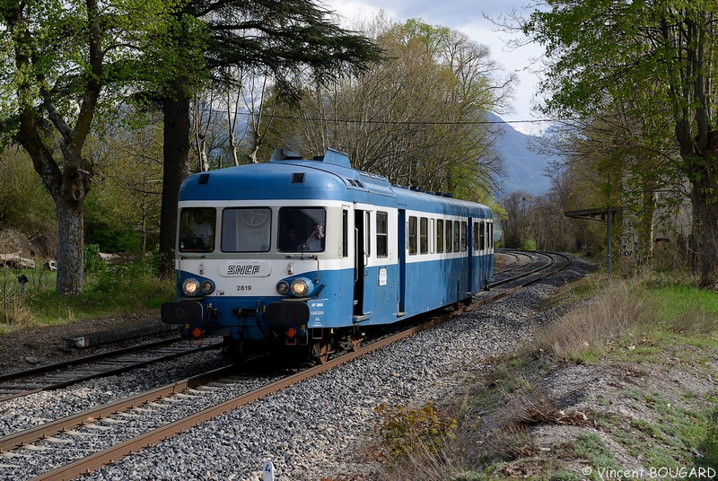 L'X2819 à Châteauroux-les-Alpes.