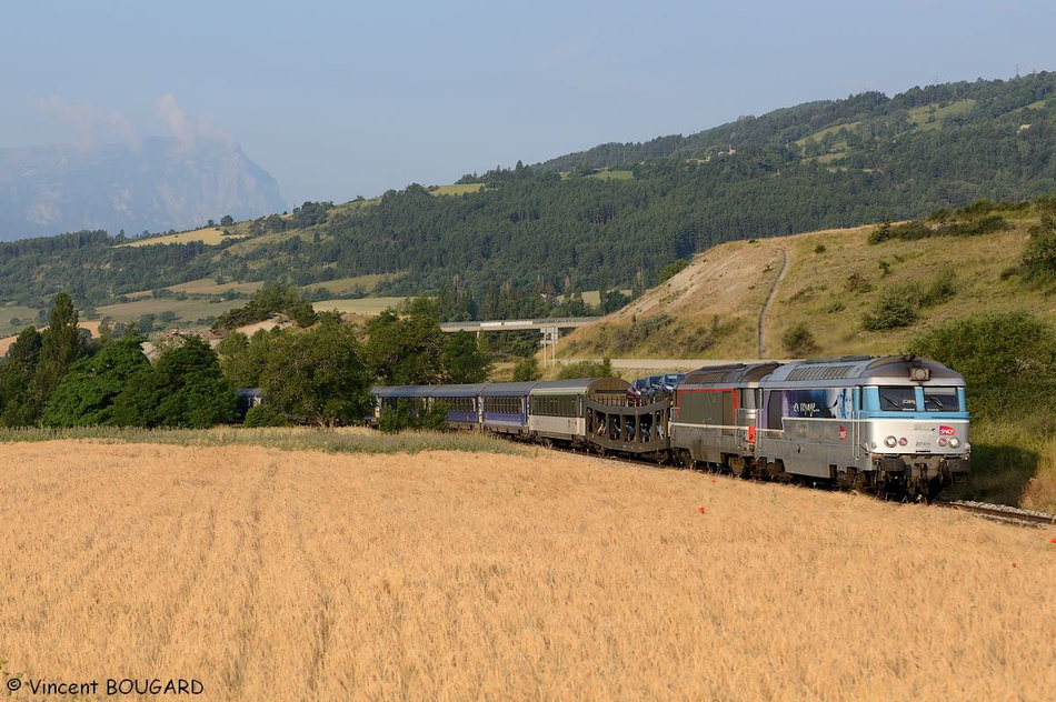 Les BB67481 et BB67330 près de Châteauroux-les-Alpes.