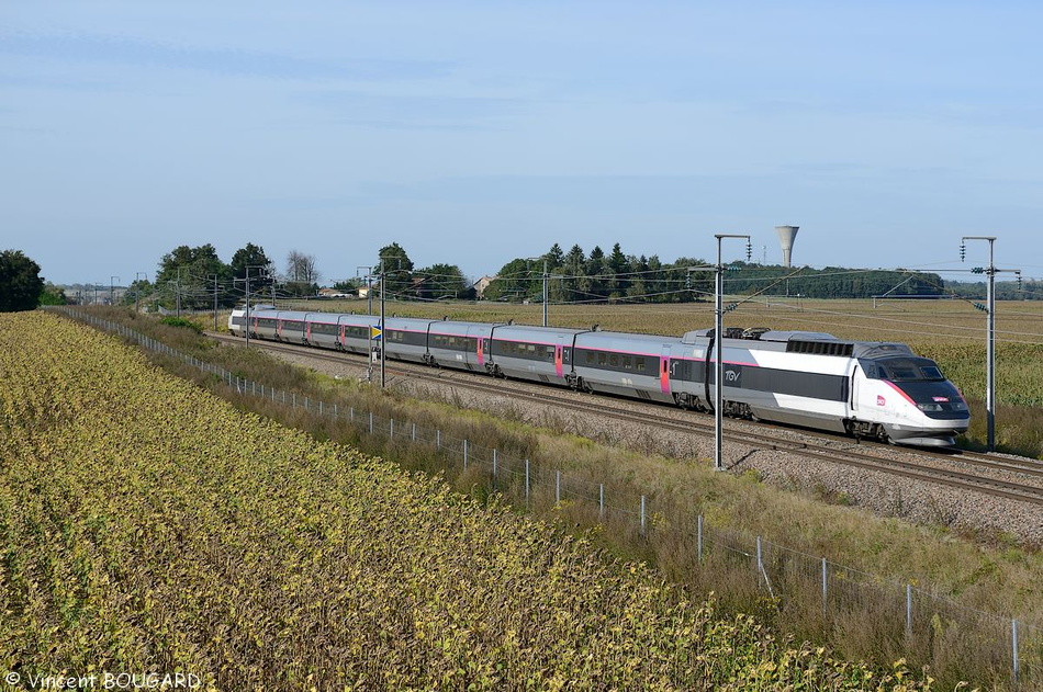 Le TGV Sud-Est 27 près de Civrieux.