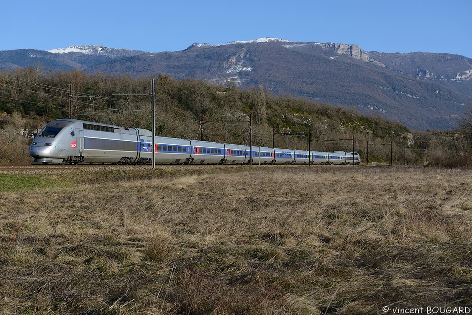 Le TGV POS 4408 près d'Artemare.